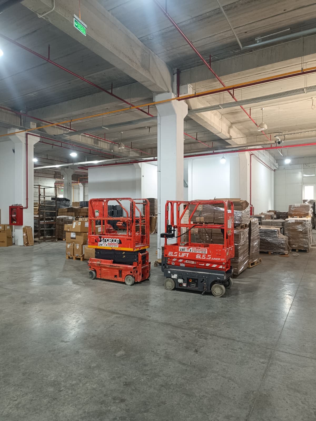 Kapalı mekanda platform ile bakım çalışması