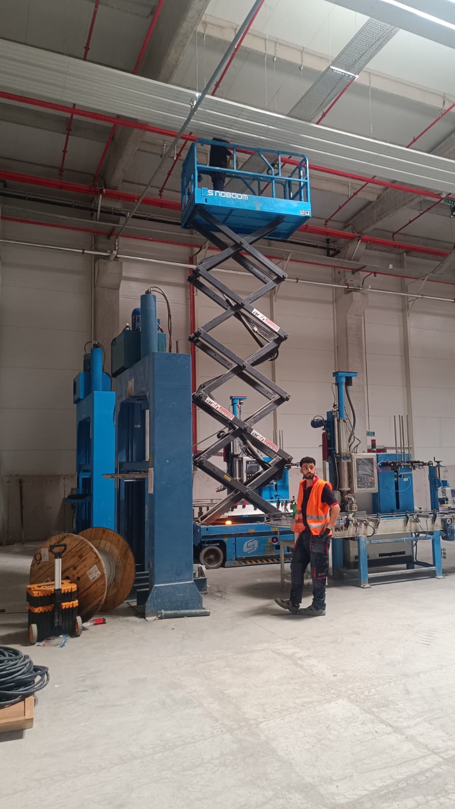 Kapalı mekanda platform ile bakım çalışması